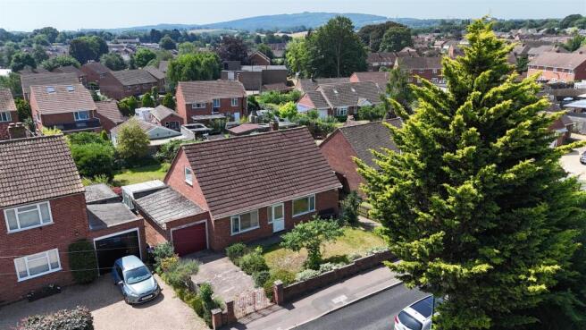 4 bed property, in Glebe Road, £350,000