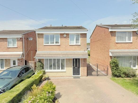 3 bed property, in Carr Wood Close, £340,000
