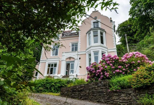8 bed property, in Hill House, £365,000