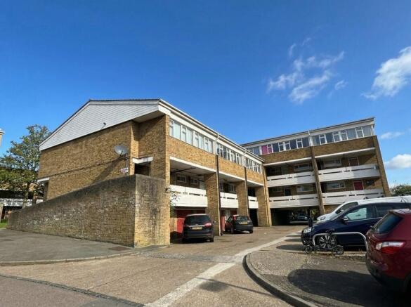 2 bed property, in Brockles Mead, £160,000