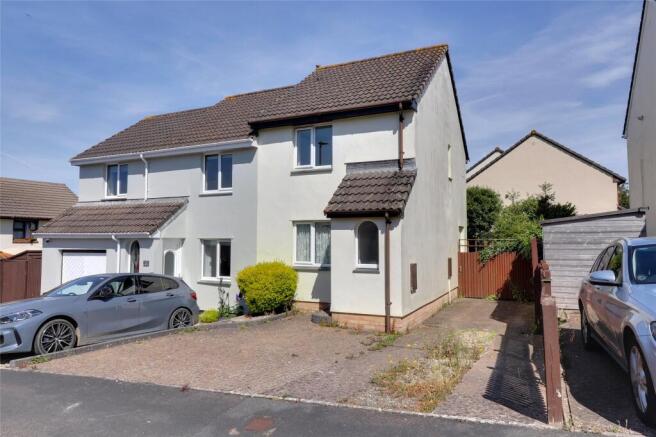 2 bed property, in Hoopers Way, £210,000