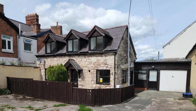 2 bed property, in Well Street, £115,000