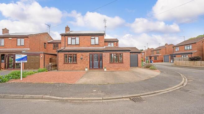 4 bed property, in Knights Close, £290,000