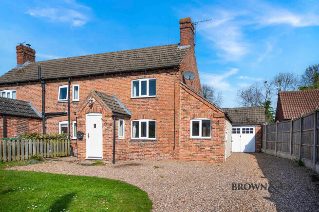 2 bed property, in Main Street, £200,000