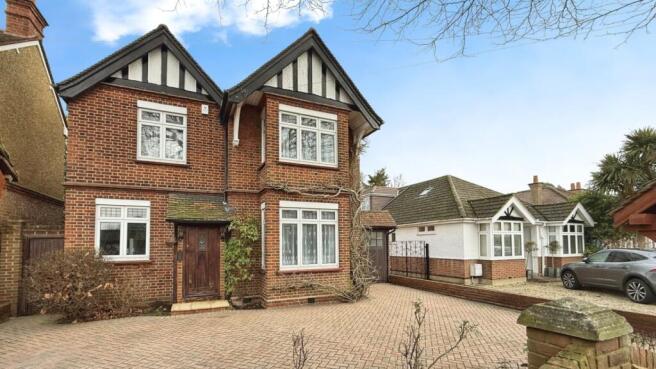 4 bed property, in Greenlands Road, £800,000