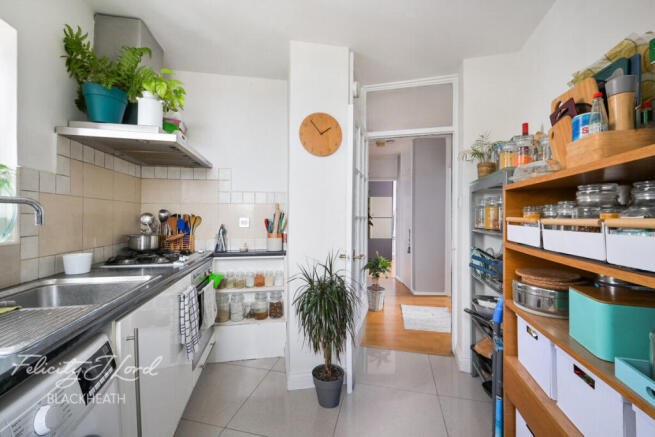 2 bed property, in Samuel Street, £160,000