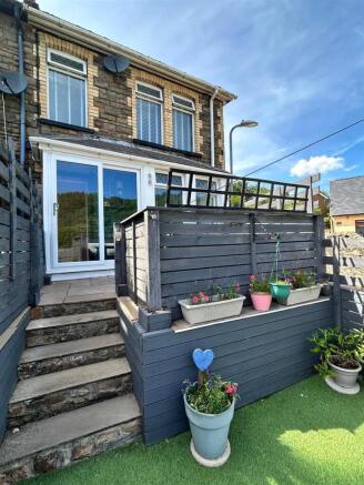 2 bed property, in Old Lane, £160,000