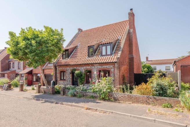 4 bed property, in Beechlands Park, £325,000