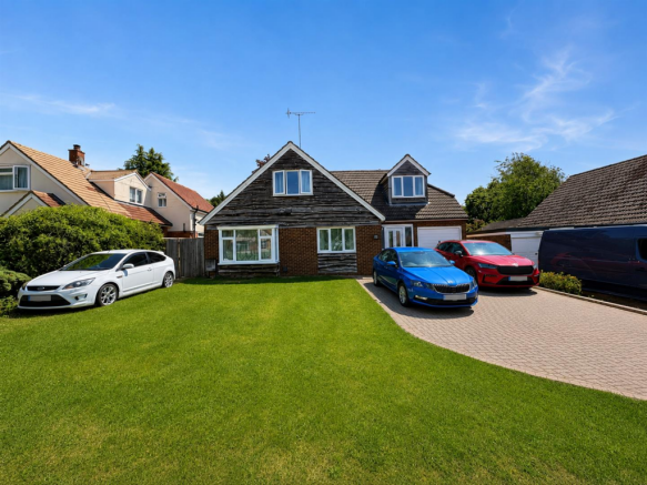 4 bed property, in Hillside Way, £725,000