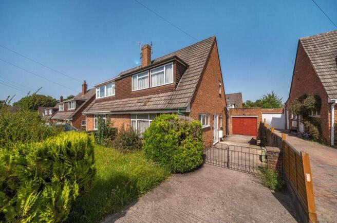 3 bed property, in Beech Grove, £265,000