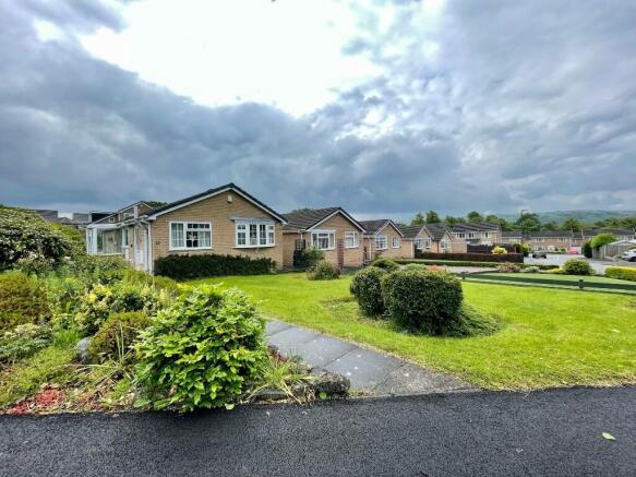 3 bed property, in Hall Dale View, £310,000