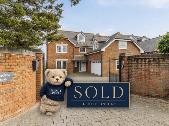 5 bed property, in Meadow View, £875,000