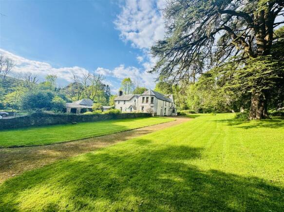 6 bed property, in Crynant, £585,000