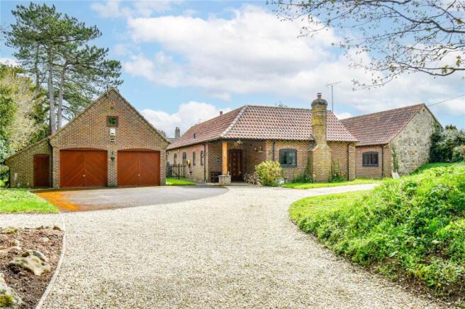 6 bed property, in Beckhampton, £925,000