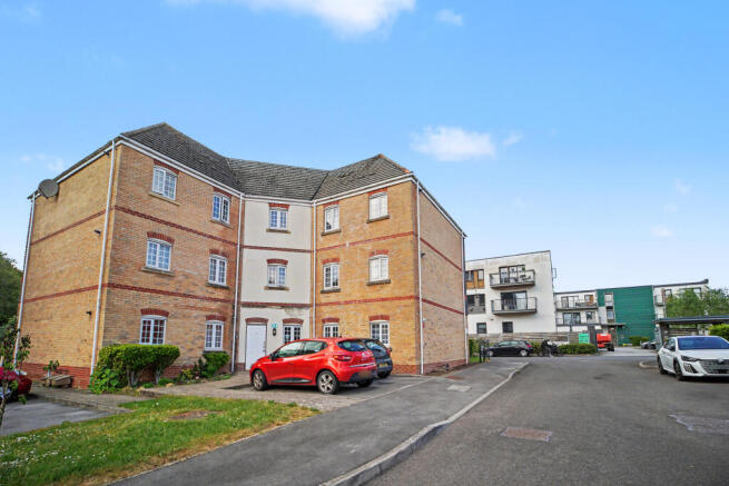 2 bed property, in Candover Court, £125,000