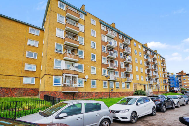 2 bed property, in High Trees, £180,000