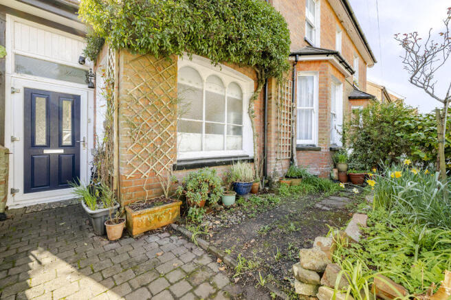 2 bed property, in High Street, £220,000