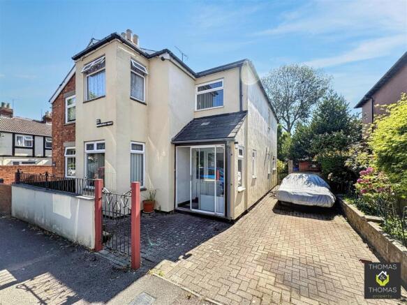3 bed property, in Brookfield Road, £325,000