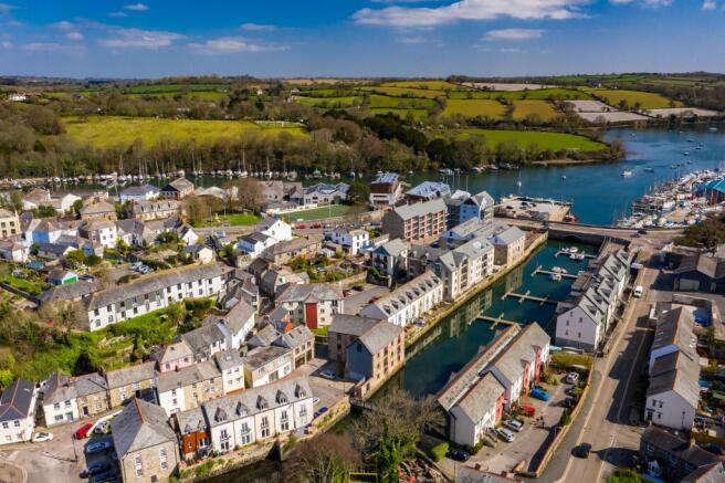 3 bed property, in Harbour Village, £325,000