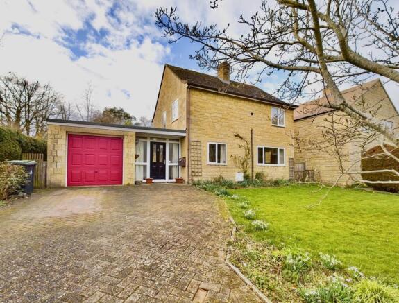 4 bed property, in Courtlands Road, £600,000