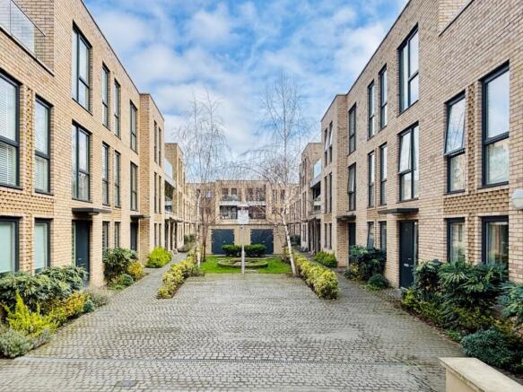 2 bed property, in Kempton Mews, £395,000