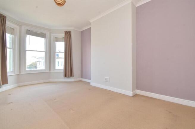 2 bed property, in Carisbrooke Road, £170,000