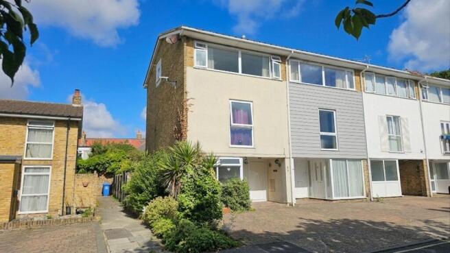 3 bed property, in Stone Gardens, £365,000