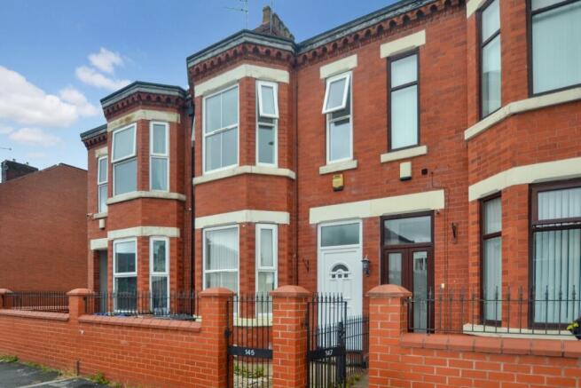 4 bed property, in Seedley Park Rd, £250,000