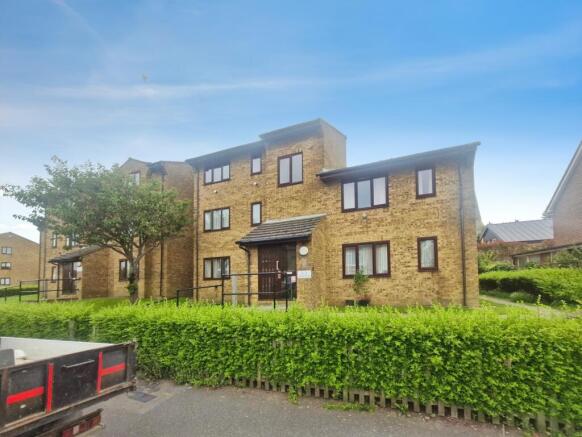 1 bed property, in Western Road, £150,000