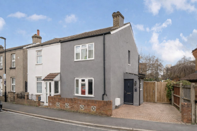 2 bed property, in Waddon Road, £365,000