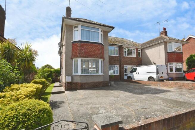 2 bed property, in West Cliff Road, £250,000