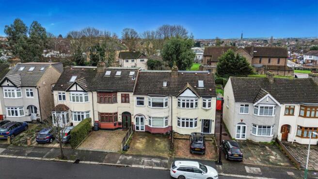 4 bed property, in Mendip Road, £550,000