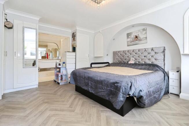 5 bed property, in Worcester Road, £450,000