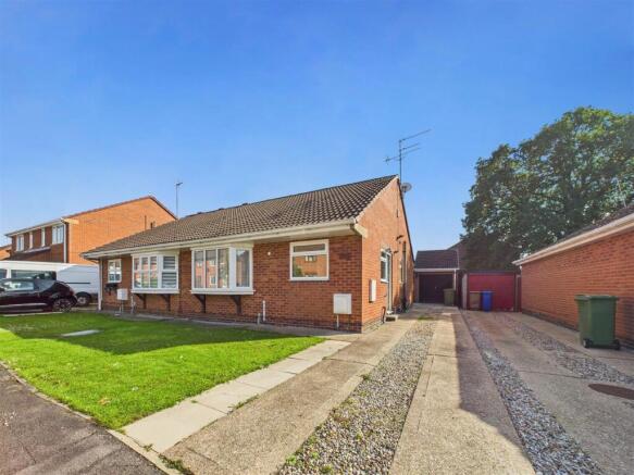 2 bed property, in Oak Drive, £170,000