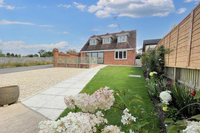 4 bed property, in South Newton, £425,000