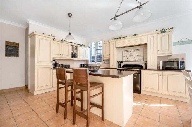 6 bed property, in Toller Road, £975,000
