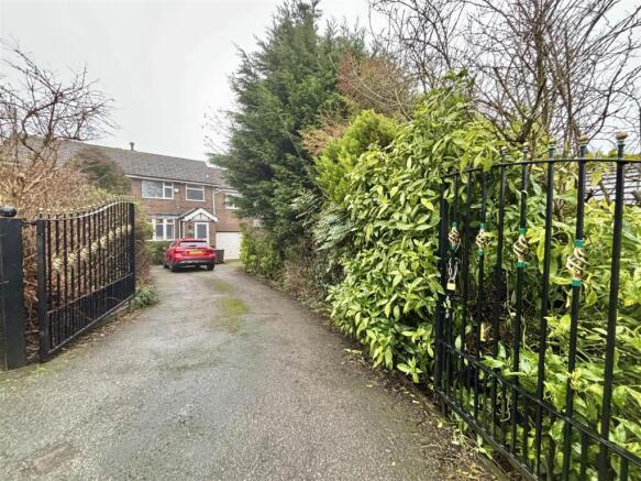 5 bed property, in Sandmoor Close, £245,000