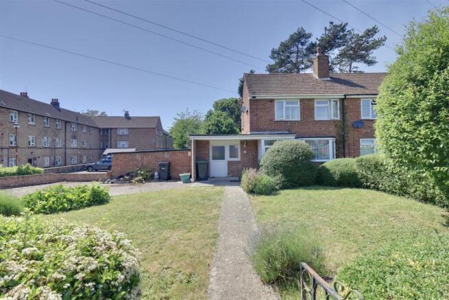 2 bed property, in Sherfield Avenue, £250,000