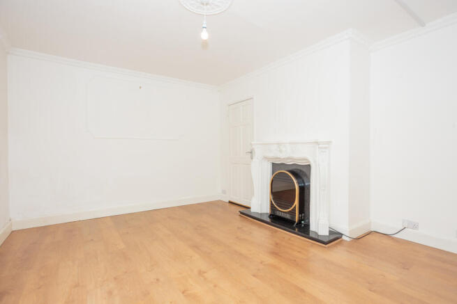2 bed property, in Barkerland Avenue, £65,000