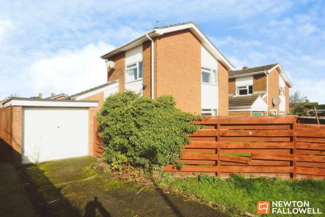 3 bed property, in Blenheim Close, £260,000