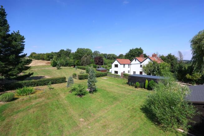 4 bed property, in Earthcott Green, £775,000