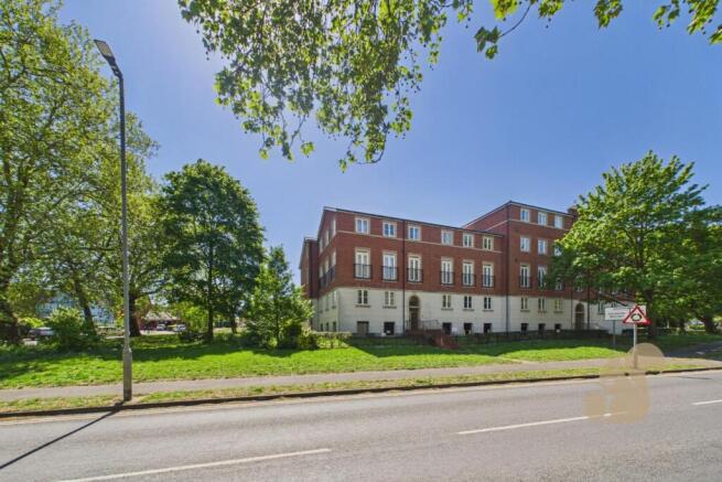 1 bed property, in Circular Road South, £120,000