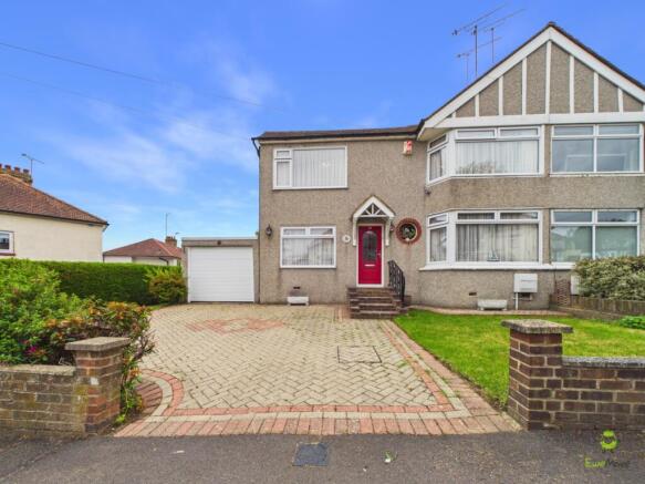 4 bed property, in Midfield Avenue, £550,000