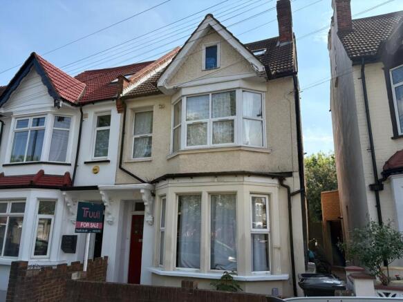 2 bed property, in Bensham Lane, £290,000