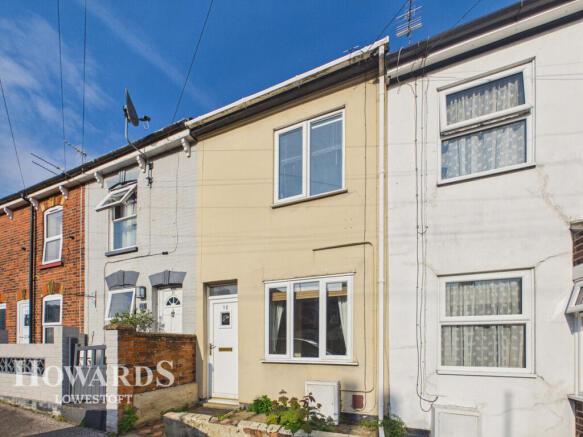 3 bed property, in Clarence Road, £140,000