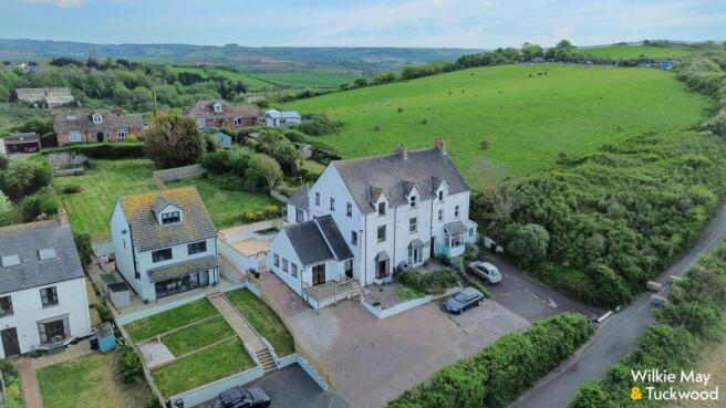 4 bed property, in Saxon Close, £250,000