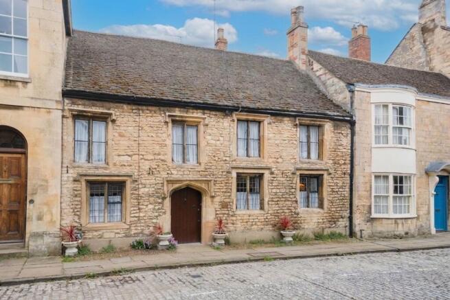 5 bed property, in Barn Hill, £1,000,000