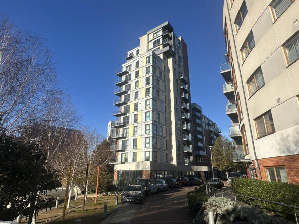2 bed property, in Flat 4 Fairbanks Court, £220,000