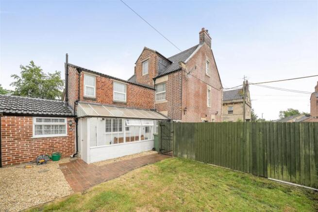5 bed property, in Ashton Street, £425,000