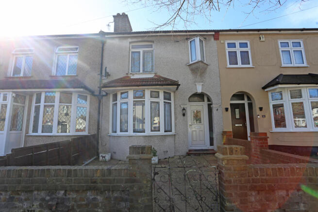 3 bed property, in Sunningdale Road, £400,000